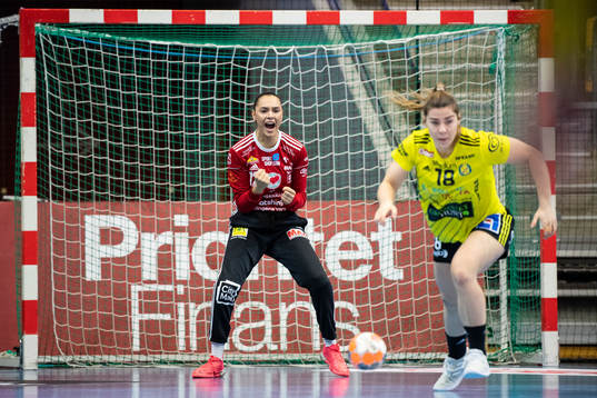 Kungälvs Yasminee Gluic jublar