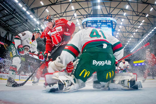 Örebros Joonas Rask och Frölundas målvakt Niklas Rubin