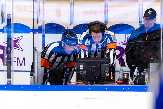 Domare Mikael Holm och Domare Tobias Björk videogranskning