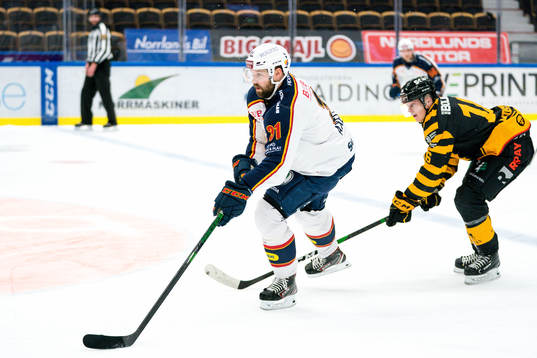 Djurgårdens Dick Axelsson och Skellefteås Linus Lindström