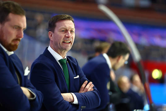 Färjestads huvudtränare Johan Pennerborn reagerar