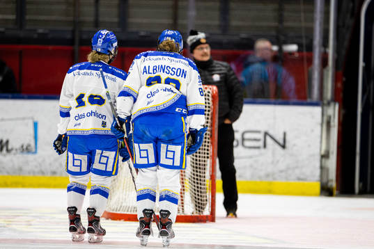 Leksands Agnez Svensson  och Ella Albinsson deppar