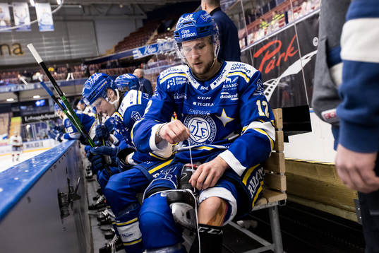 Leksands Fredrik Forsberg snörar skridskorna
