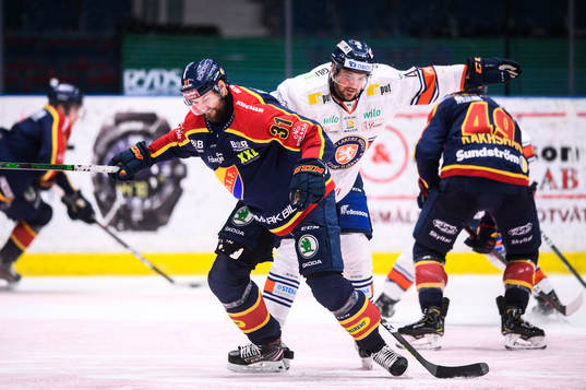 Djurgårdens Dick Axelsson och Växjös Tim Erixon