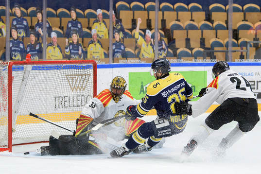 s Axel Holmström oroar framför Brynäs målvakt Samuel