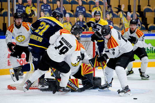 s Christian Sandberg oroar framför Brynäs Daniel Mannberg
