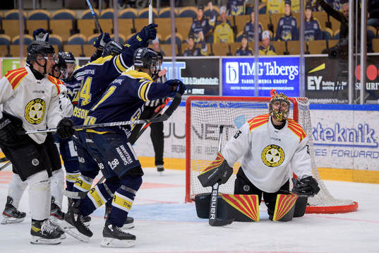 s Eric Martinsson gör 1-1 bakom Brynäs målvakt Samuel