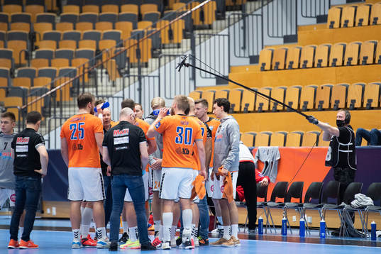 Media håller avstånd