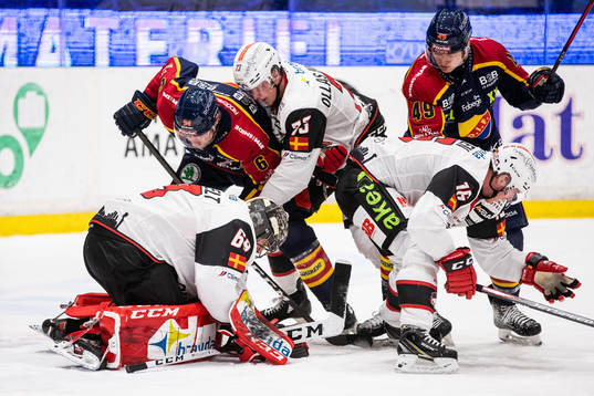 Djurgårdens Ryan Stoa och Malmö Redhawks Adam Ollas
