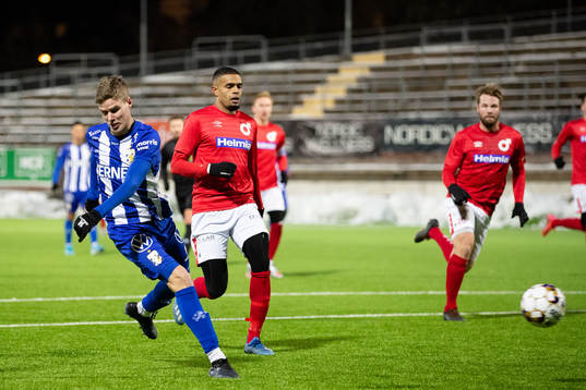 IFK Göteborgs Gustaf Norlin skjuter 1-2