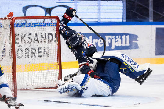 Linköpings Andrew Gordon kör över Leksands målvakt