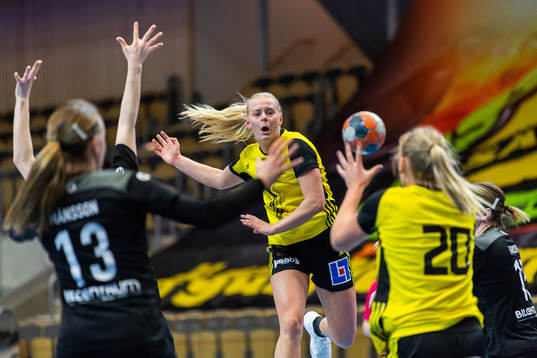 Sävehofs Nina Koppang passar till Thea Blomst