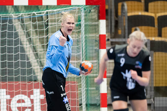 Sävehofs målvakt Sofie Börjesson jublar