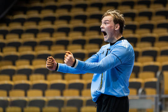 Sävehofs målvakt Simon Möller jublar