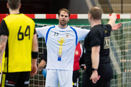 Redbergslids Oskar Ysander reagerar mot domaren