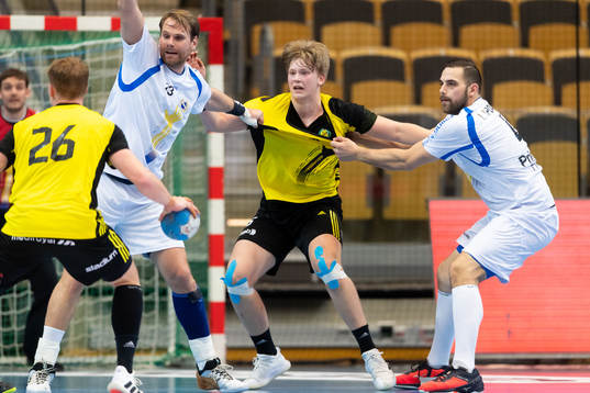 Redbergslids Oskar Ysander och Mario Lipovac försvarar mot