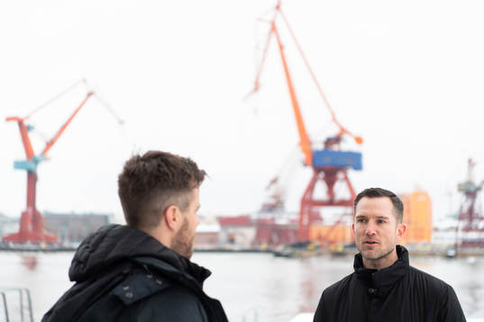 Häckens sportchef Martin Ericsson blir intervjuad