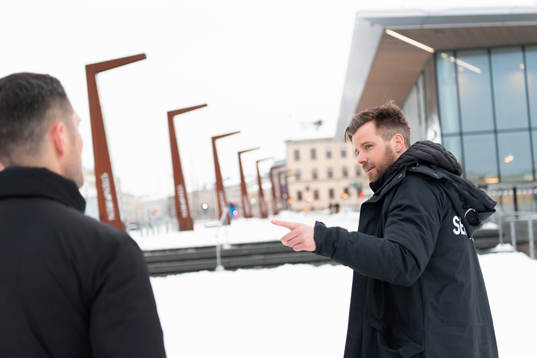 IFK Göteborgs sportchef Pontus Farnerud blir intervjuad