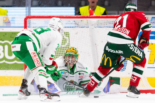Rögles målvakt Christoffer Rifalk räddar ett läge från