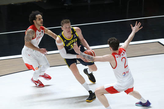 Shane Larkin , Seyhmus Hazer (2) of Turkey and Jonas