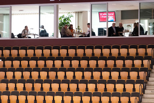Kristianstads Arena restaurang med folk samtidigt tomma