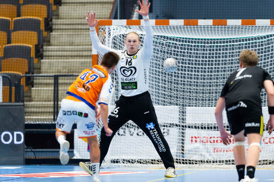 Kristianstads Albin Selin mot Sävehofs målvakt Bertram