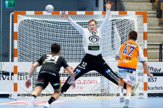 Kristianstads Albin Selin och Sävehofs målvakt Simon