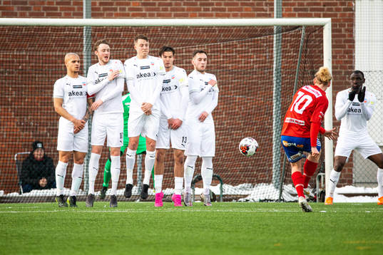 Gauthiods Carl Lext med frispark