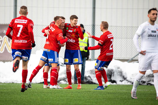 Gauthiods Jonatan har gjort 1-0 och jublar