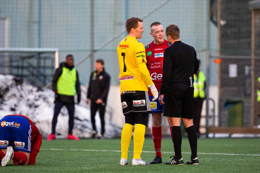Gauthiods spelare pratar med domare Richard Sundell