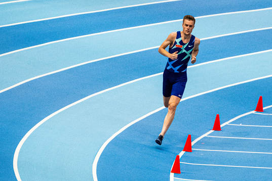 Filip Ingebrigtsen competes alone in men’s 3000 meter