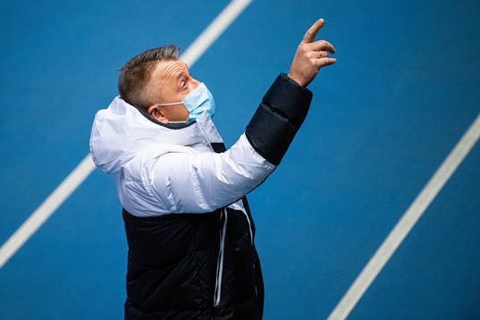 Gjert Ingebrigtsen wearing a face mask
