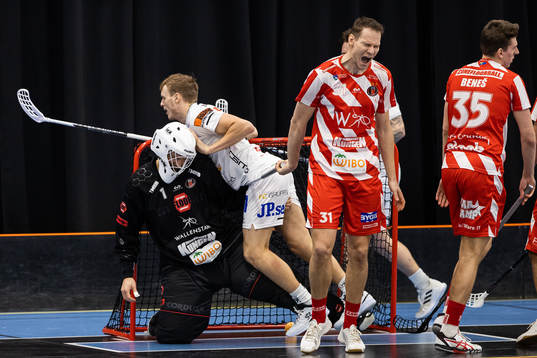Jönköpings Emil Nilsen gör 1-4 bakom Pixbos målvakt Jon