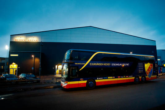 Djurgårdens spelarbuss utanför Behrn Arena