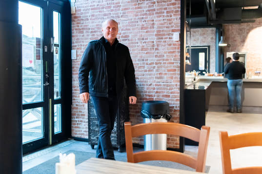 Bo Gustafsson kliver in på sin restaurang Storseglet