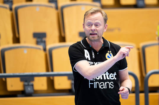 Redbergslids tränare Magnus Johansson agerar