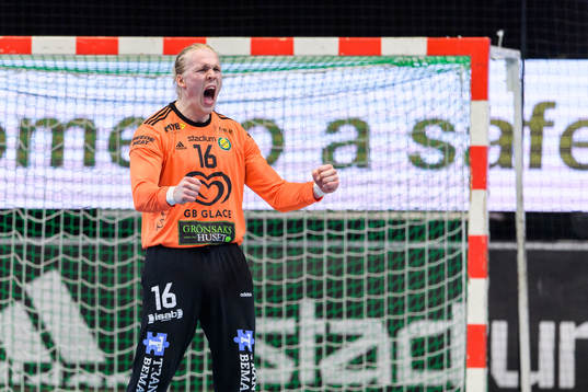 Sävehofs målvakt Bertram Obling jublar