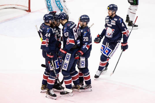 Linköpings Tyler Morley jublar med lagkamrater