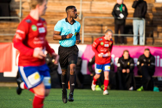Domare Fredrik Oppong