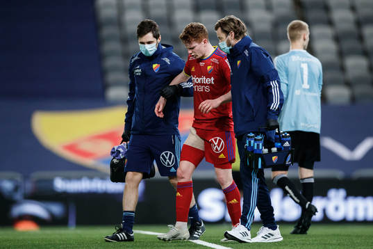 Djurgårdens Aslak Witry får hjälp av planen