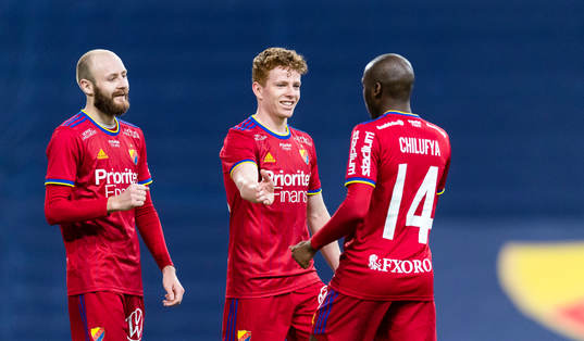Djurgårdens Edward Chilufya gör mål och gratuleras av