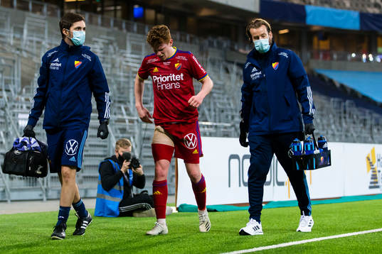 Djurgårdens Aslak Witry går av planen med lindat ben