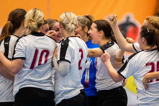 Lugis Olivia Löfqvist jublar med lagkamrater