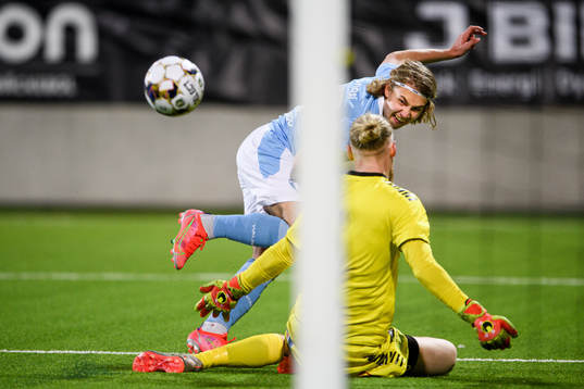 Malmö FFs Sebastian Nanasi och GAIS målvakt Mathias