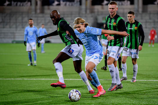 GAIS Boris Lumbana och Joackim Åberg försvarar mot Malmö