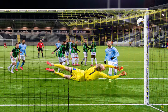 GAIS målvakt Mathias Karlsson ser bollen missa mål