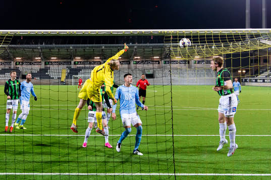 GAIS August Wängberg nickar undan bollen framför mål