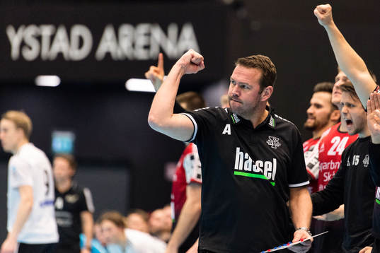 IFK Ystads tränare Sebastian Seifert jublar