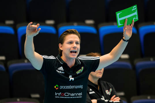 Helsingborgs tränare Toni Johansson agerar