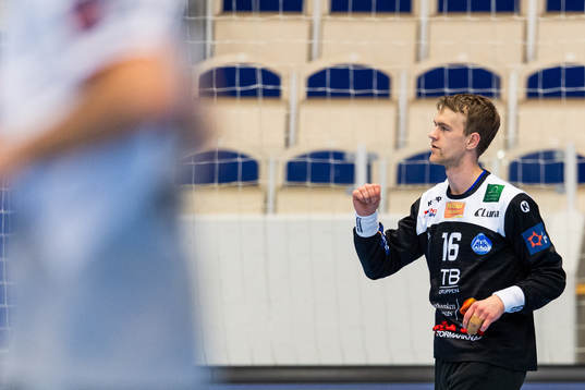 Alingsås målvakt Anton Hagvall jublar